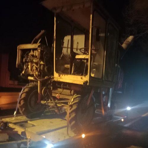 Régi típusú kombánj vágóasztal nélkül a tréleren rögzítve.