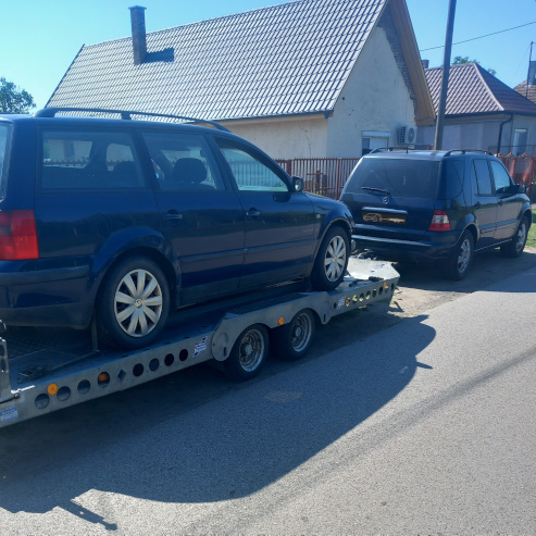 Kombi személyautó szállítása tréleren.