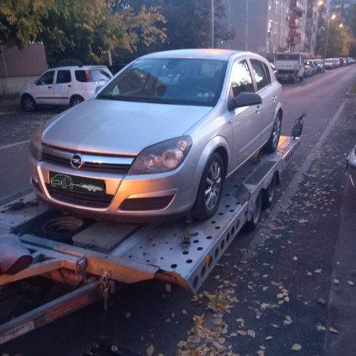 Műszaki hibás személyautó szállításra kész Debreceni lakótelepről.